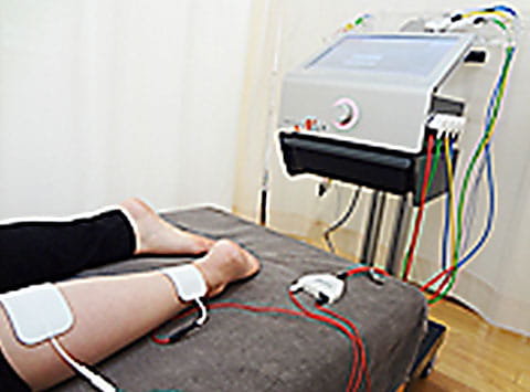 ハイチャージNeo（ハイトーン治療器）施術の様子
